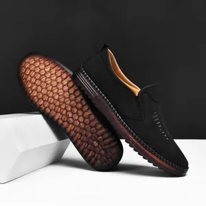 Vue détaillée de chaussures décontractées noires pour hommes avec semelle en gomme.