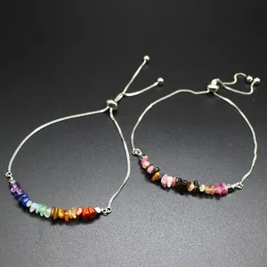 Détail macro de deux bracelets en argent réglables avec des pierres naturelles concassées