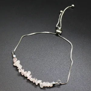 Vue détaillée d'un bracelet ajustable en chaîne argentée avec des pierres de quartz rose