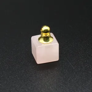 Vue détaillée d'un pendentif flacon d'huile essentielle en quartz rose et or.
