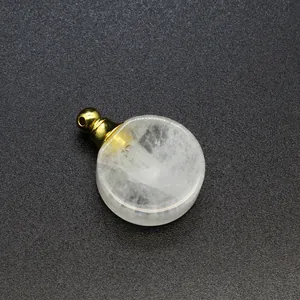 Vue détaillée du pendentif flacon de parfum en pierre naturelle blanche avec bouchon doré
