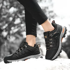 Low-cut outdoor hiking shoes for men in black, featuring warm lining for winter trekking