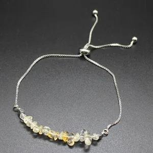 Détail d'un bracelet réglable avec pierres de citrine naturelles irrégulières sur chaîne argent.