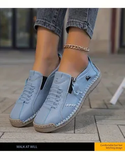 Detalle de mocasines de cuero azul claro cosidos a mano con un diseño de costura único