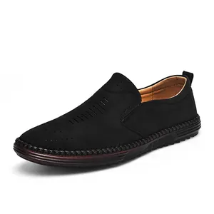 Gros plan de mocassins en cuir noir respirant pour hommes avec semelle en gomme et perforé