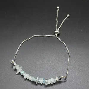 Détail d'un bracelet réglable avec des pierres naturelles bleues de forme irrégulière