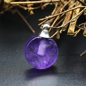 Vue détaillée d'un pendentif bouteille d'huile essentielle en améthyste naturelle.