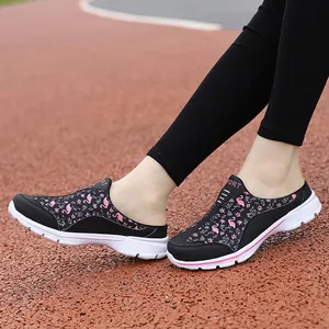 Vue détaillée de chaussures de sport sans lacets noires avec motifs flamants roses