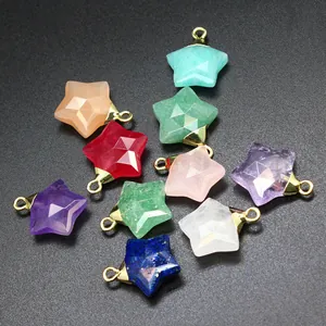 Primer plano de varios dijes de estrellas en piedra natural facetada para joyería DIY