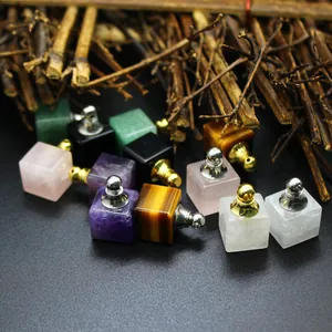 Assortiment de pendentifs flacons de parfum en cristal et pierre naturelle carrée