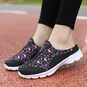 Détail de la mule pour femme avec motif flamant rose et fleurs sur maille noire respirante