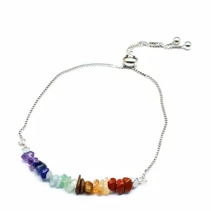 Gros plan de pierres de cristal naturel sur un bracelet en chaîne argentée réglable
