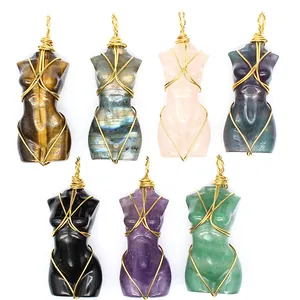 Conjunto de siete colgantes de piedra natural con forma de torso femenino de alambre