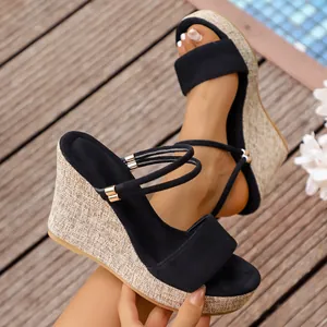 Vue détaillée de sandales compensées noires tendance avec plateforme texture paille