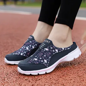 Vue latérale détaillée de chaussures de sport à enfiler bleu marine à motifs floraux