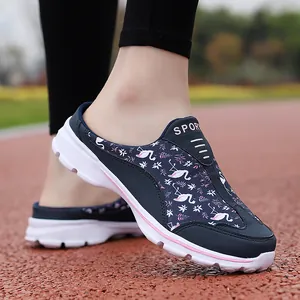 Vue détaillée de baskets à enfiler bleu marine pour femmes avec motif flamant.