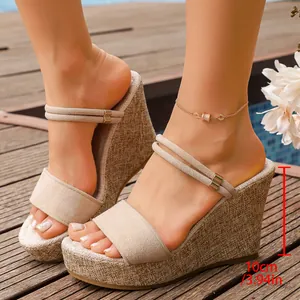 Vue détaillée de sandales compensées en daim beige avec un talon plateforme 10cm
