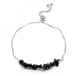 Détail de pierres naturelles noires sur un bracelet en chaîne argentée réglable
