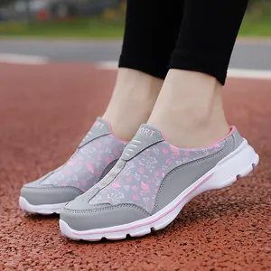 Gros plan de chaussures grises pour femmes avec imprimé flamant rose sur piste de course.