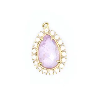 Primer plano de colgante de gota de piedra natural violeta tallada con halo de cristal