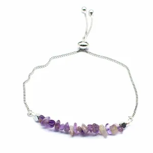 Détail d'un bracelet réglable avec des pierres d'améthyste irrégulières pour femme.