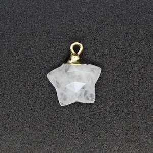 Detalle de un colgante de piedra natural facetada en forma de estrella para joyería hecha a mano