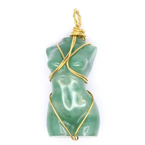 Detalle del colgante de torso de diosa en piedra natural verde con hilo de oro envuelto