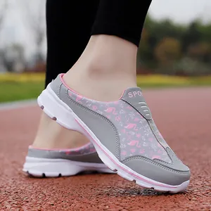 Baskets grises sans lacets pour femmes avec un motif floral de flamant rose en mesh