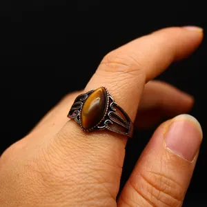 Dettaglio di un anello in rame antico traforato con pietra occhio di tigre