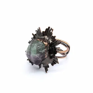 Gros plan sur une bague médiévale en cristal de fluorite brute avec finition cuivre