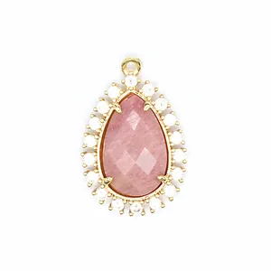 Detalle de colgante de piedra natural rosa en forma de gota con micro-pavé de cristal.