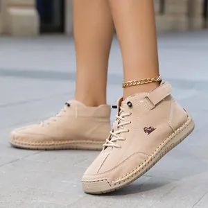 Χειροποίητα μπεζ μποτάκια για γυναίκες, casual flat σουέτ παπούτσια σε εξωτερικό χώρο