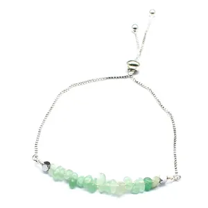 Détail d'un bracelet coulissant réglable avec éclats de pierres minérales vertes sur chaîne argent
