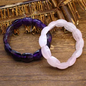 Vista dettagliata di bracciali in ametista naturale e quarzo rosa a forma di tavoletta