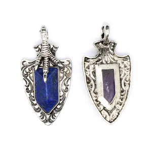 Detailansicht von Drachenkrallen- und Schildanhängern mit Lapislazuli- und Amethyststeinen.
