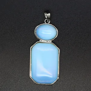 Vista dettagliata del pendente geometrico con pietre blu opalescenti e montatura argento