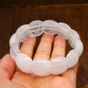 Primo piano dettagliato di un braccialetto di perline in quarzo rosa naturale