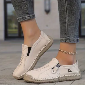 Zapatos casuales de cuero beige cosidos a mano para hombre y mujer suela plana top