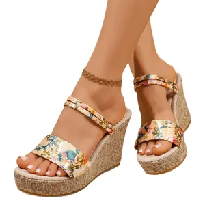 Sandales compensées à fleurs élégantes avec semelle plateforme pour un look d'été décontracté.