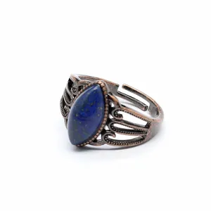 Vista dettagliata di un anello traforato in bronzo antico con pietra marquise blu