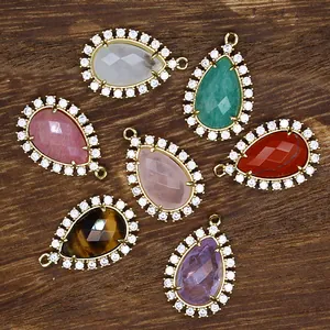 Detalle de colgantes de gota de piedra natural facetada con halos de cristal micro-pave