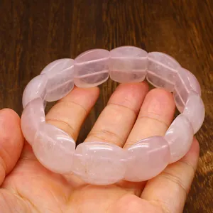 Dettaglio che mostra la trama traslucida del braccialetto in quarzo rosa naturale