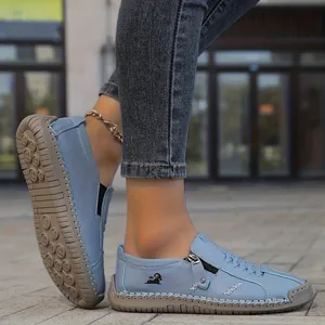 Mocasines informales azul claro cosidos a mano con cremallera lateral y suela goma