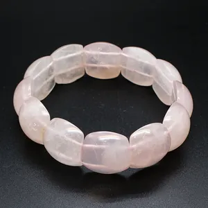 Vista ravvicinata di un bracciale in quarzo rosa naturale traslucido su sfondo nero