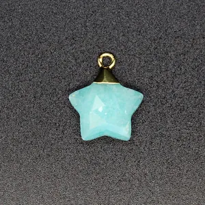 Primer plano de colgante de estrella facetada en piedra natural azul claro y oro.