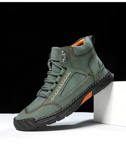 Botines de moda para hombre en cuero PU verde salvia con costuras hechas a mano.