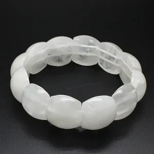 Dettaglio di un bracciale elastico in quarzo bianco naturale con grani ovali lisci