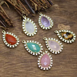 Detalle de colgantes de piedras naturales facetadas con bordes de cristal pavé.