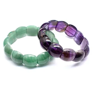 Dettaglio macro di braccialetti elastici in ametista naturale e avventurina verde