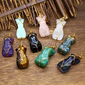 Colgantes de diosa torso femenino de piedra natural envueltos en alambre hechos a mano.